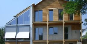 Wohnhaus mit Fassadenbekleidung